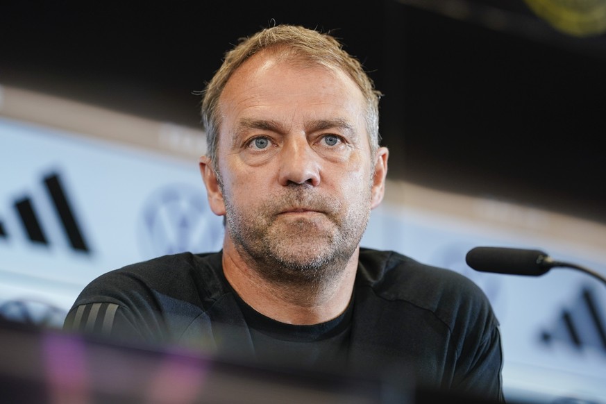 19.06.2023, Hessen, Frankfurt/Main: Fußball: Nationalmannschaft, vor dem Länderspiel gegen Kolumbien, Pressekonferenz (DFB-Campus): Bundestrainer Hansi Flick sitzt auf dem Podium. Foto: Uwe Anspach/dp ...