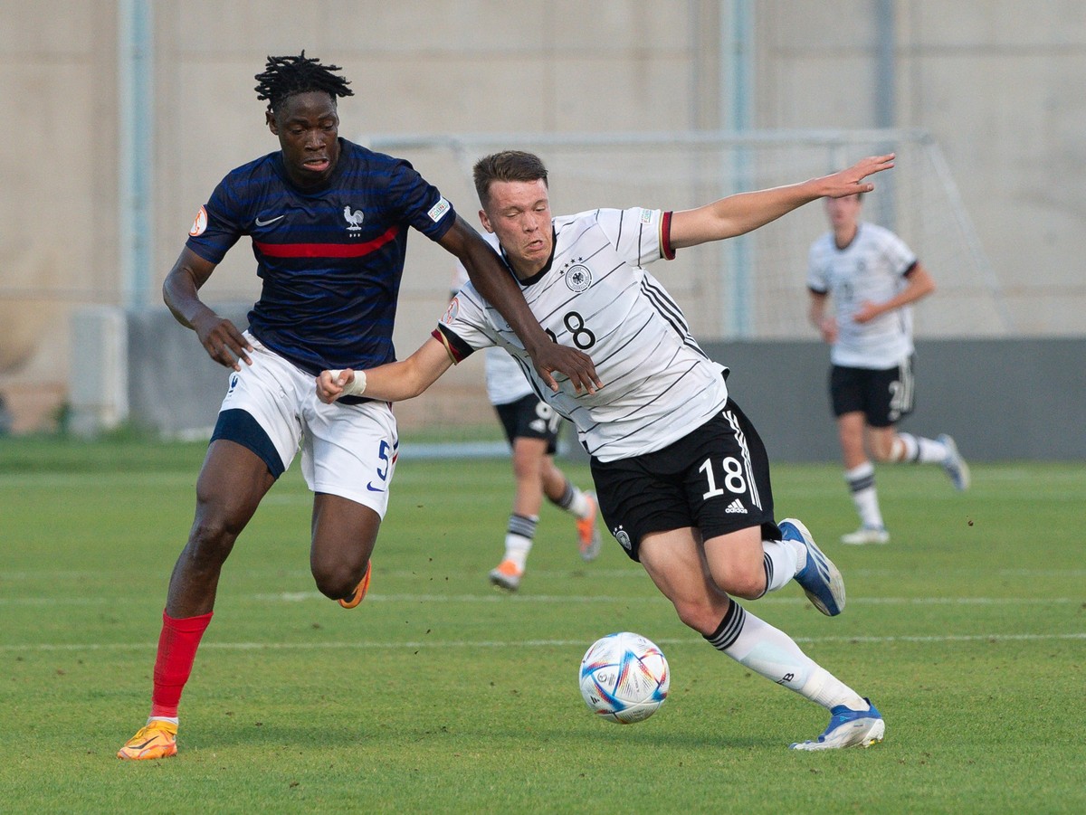 ARCHIV - 25.05.2022, Israel, Rischon LeZion: Fußball, U17-Junioren: EM, Deutschland - Frankreich, Finalrunde, Viertelfinale im Haberfeld Stadion. Deutschlands Dzenan Pejcinovic (r) und Frankreichs El- ...