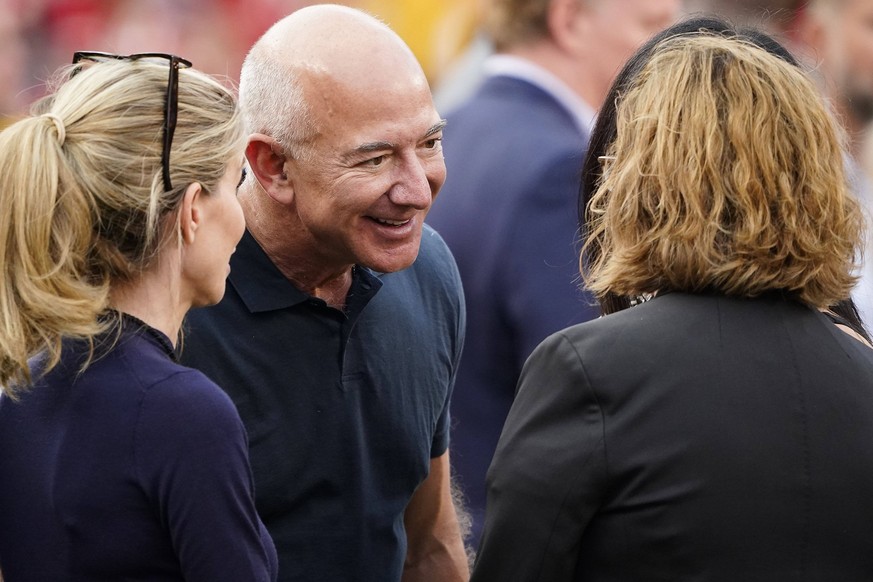 NFL, American Football Herren, USA Los Angeles Chargers at Kansas City Chiefs Sep 15, 2022 Kansas City, Missouri, USA Amazon executive chairman Jeff Bezos in attendance before the Kansas City Chiefs p ...