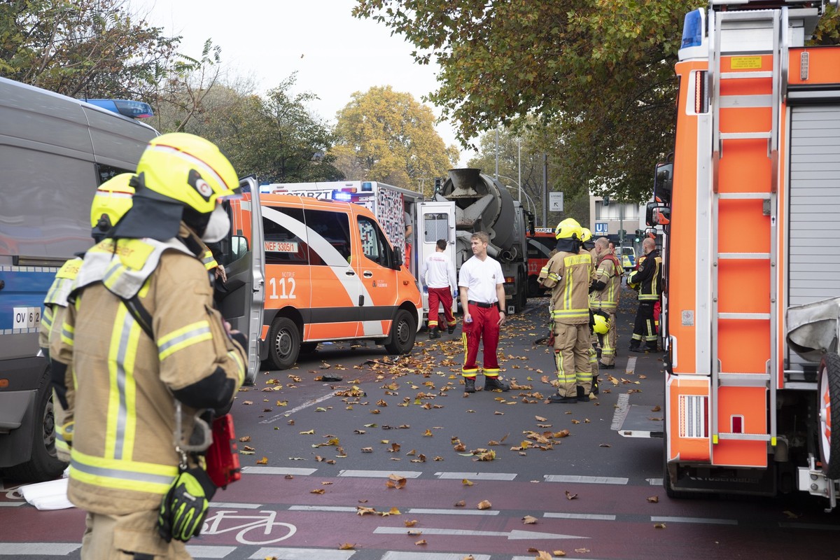 ARCHIV - 31.10.2022, Berlin: Einsatzfahrzeuge von Polizei und Feuerwehr stehen an der Bundesallee in Berlin-Wilmersdorf. Der Tod einer Radfahrerin in Berlin nach einem Unfall mit einem Betonmischer ha ...
