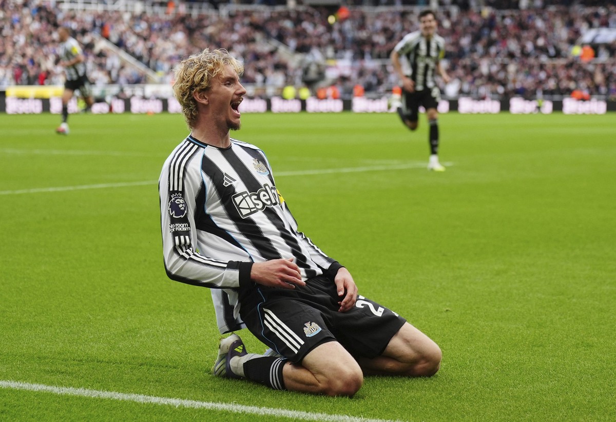Newcastle United&#039;s Nick Woltemade celebrates scoring their side&#039;s first goal of the game during the Premier League match between Newcastle and Wolverhampton at St James&#039; Park, Newcastle ...