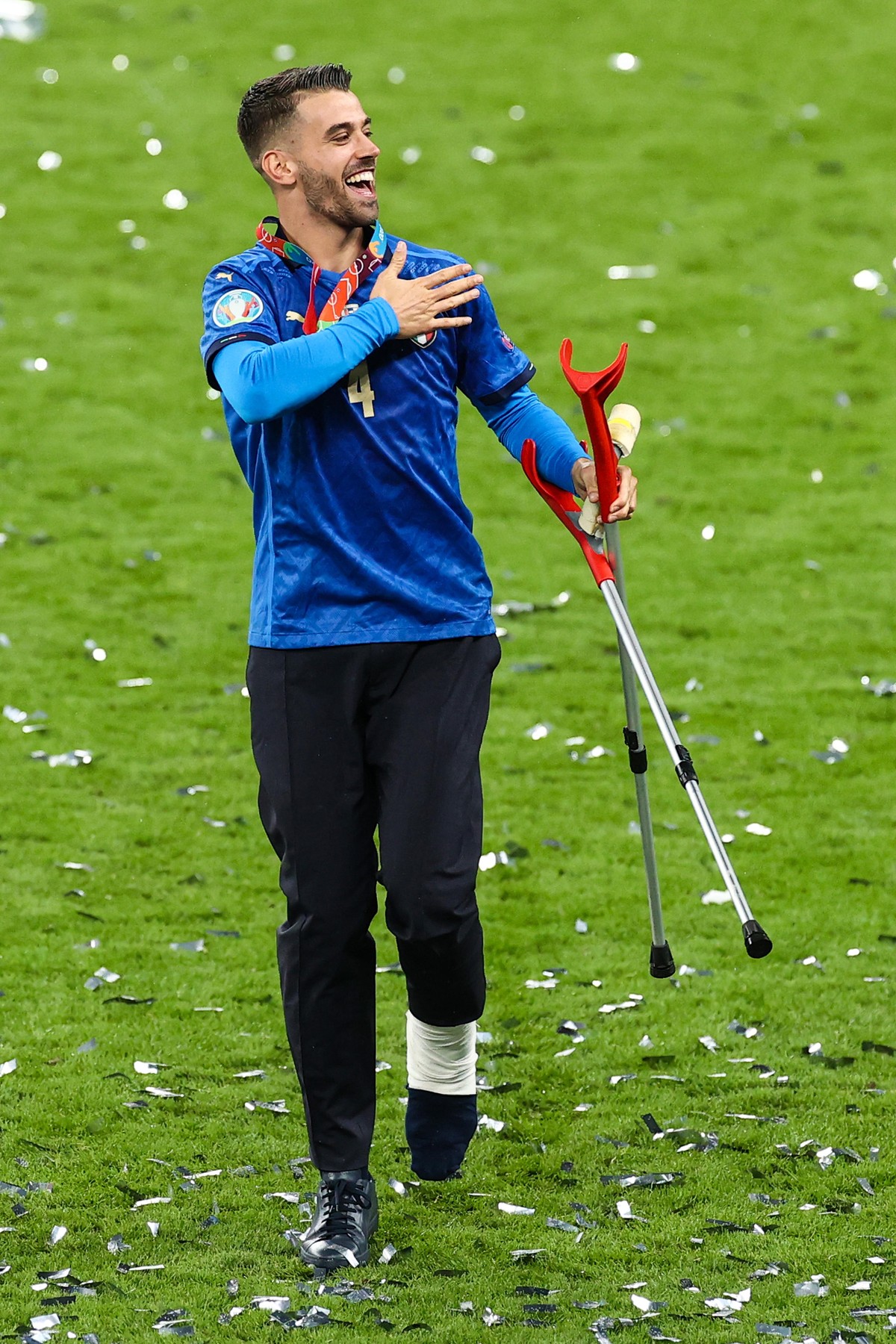 Fußball: EM, Italien - England, Finalrunde, Finale im Wembley-Stadion. Italiens verletzter Leonardo Spinazzola feiert nach dem Gewinn der Europameisterschaft.