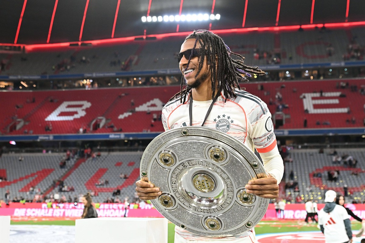 Michael OLISE Bayern Muenchen mit der Schale,Meisterschale. Siegerehrung, Fussball 1. Bundesliga Saison 2024/2025, 33.Spieltag, Spieltag33 FC Bayern Muenchen - Borussia Moenchengladbach 2-0 am 10.05.2 ...