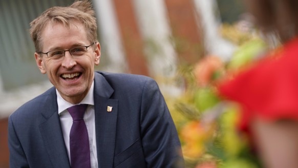 Daniel Günther (CDU), Ministerpräsident von Schleswig-Holstein, steht neben der deutschen Blumenfee Johanna Griem, nachdem sie ihm vor der Staatskanzlei einen Blumenstrauß überreicht hatte. Am 14.02.2 ...