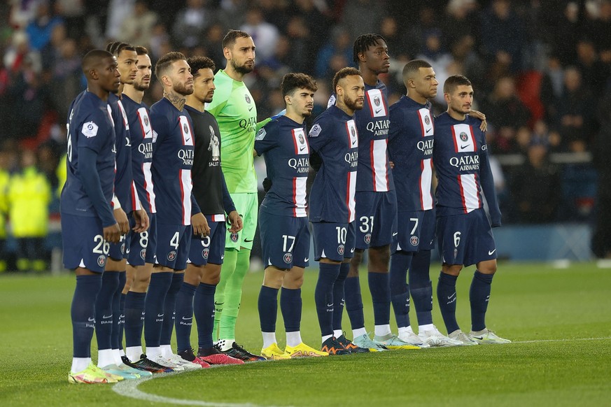 PARIS 28.12.2022, xabx La Ligue 1 Paris Saint Germain - Racing Club de Strasbourg Alsace, v.l., Line-Up Paris Saint Germain, Nordi Mukiele (Paris Saint-Germain), Hugo Ekitike (Paris Saint-Germain), Fa ...