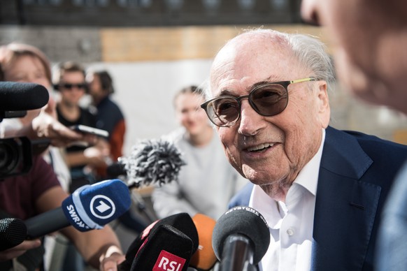 08.07.2022, Schweiz, Bellinzona: Der ehemalige Pr�sident des Weltfu�ballverbands (Fifa), Joseph Blatter, umringt von Medienvertretern, gibt vor dem Bundesstrafgericht in Bellinzona eine Erkl�rung ab.  ...