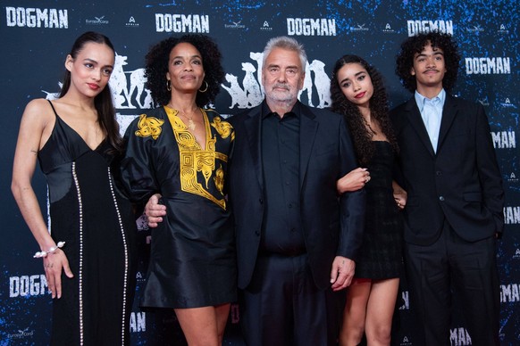 Dogman-Premiere: Luc Besson mit seiner Frau Virginie Besson-Silla und seinen Kindern Thalia Besson, Mao Besson und Sateen Besson bei der Dogman-Premiere im UGC Normandie in Paris, Frankreich, im September ...