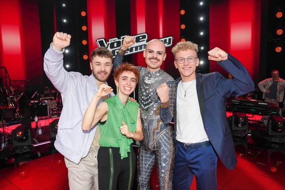 28.10.2022, Berlin: Die Gewinner Julian Pförtner &quot;Team Peter&quot; (l-r), Anny Ogrezeanu &quot;Team Mark&quot;, Basti Schmidt &quot;Team Stefanie&quot; und Tammo Förster &quot;Team Rea&quot; bei  ...