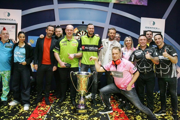 Henning Wehland, Gabriel German Giant Clemens, Matthias Killing, Michael Bully BoySmith, Kevin Großkreutz, Michael Mighty Mike van Gerwen, Buelent Ceylan, Gerwyn The IcemanPrice, Oliver Pocher, Fallon ...