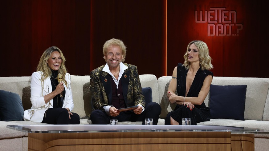 dpatopbilder - 06.11.2021, Bayern, Nürnberg: Thomas Gottschalk unterhält sich bei Jubiläumsshow &quot;Wetten, dass..?&quot; mit Helene Fischer (l) und Michelle Hunziker (r). Vor 40 Jahren wurde die Se ...