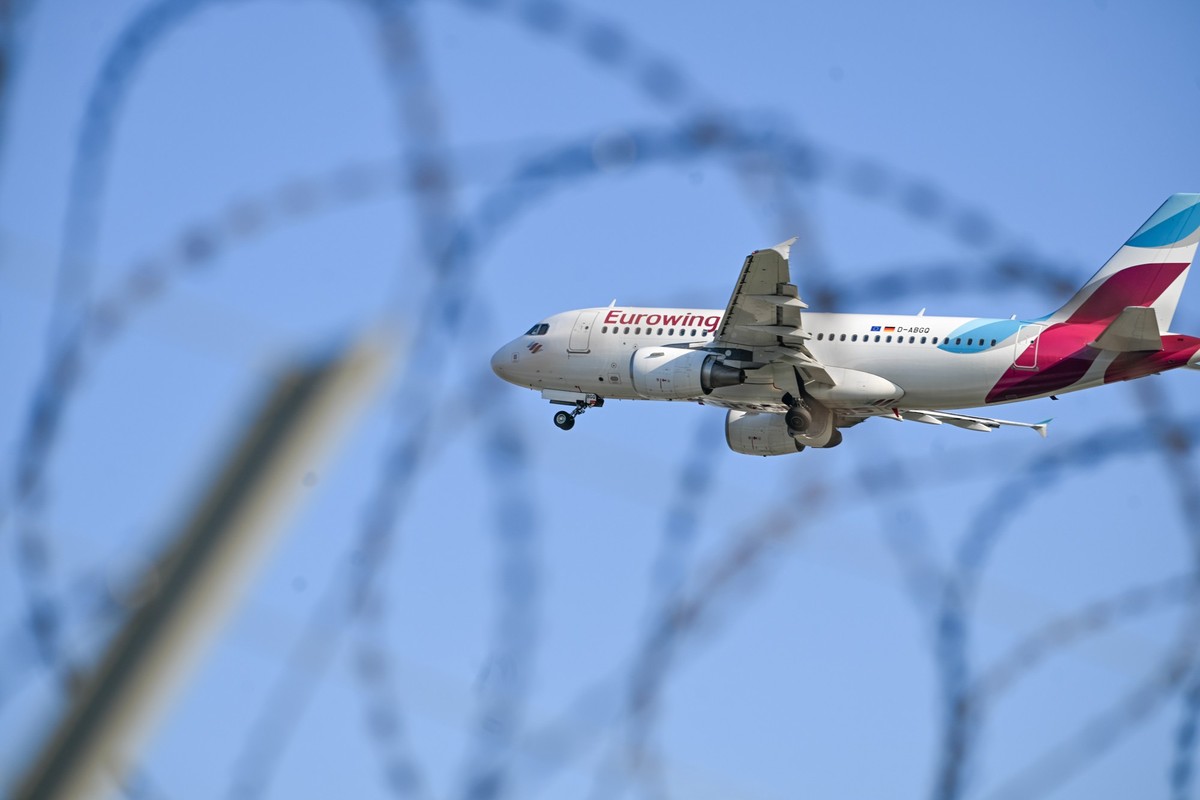 15.08.2024, Baden-Württemberg, Stuttgart: Ein Flugzeug von Eurowings startet vom Stuttgarter Flughafen. Aktivisten der Klima-Initiative Letzte Generation hatten sich als Protestaktion auf einer Zufahr ...