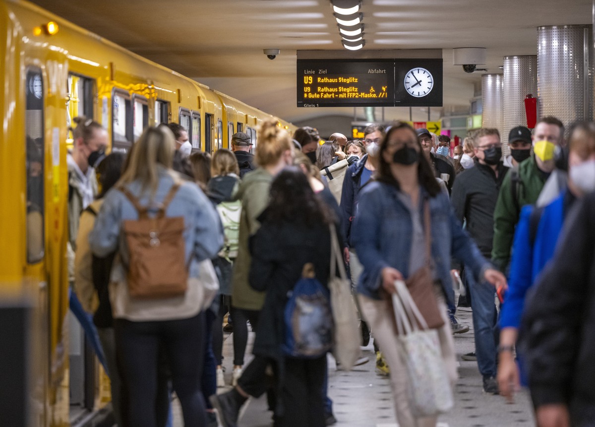 ARCHIV - 01.06.2022, Berlin: Zahlreiche Fahrg�ste steigen am Bahnhof Zoologischer Garten aus einer U-Bahn der Linie U9 aus. Das 9-Euro-Ticket sorgt wohl auch auf den Stra�en f�r Entlastung im Berufsve ...