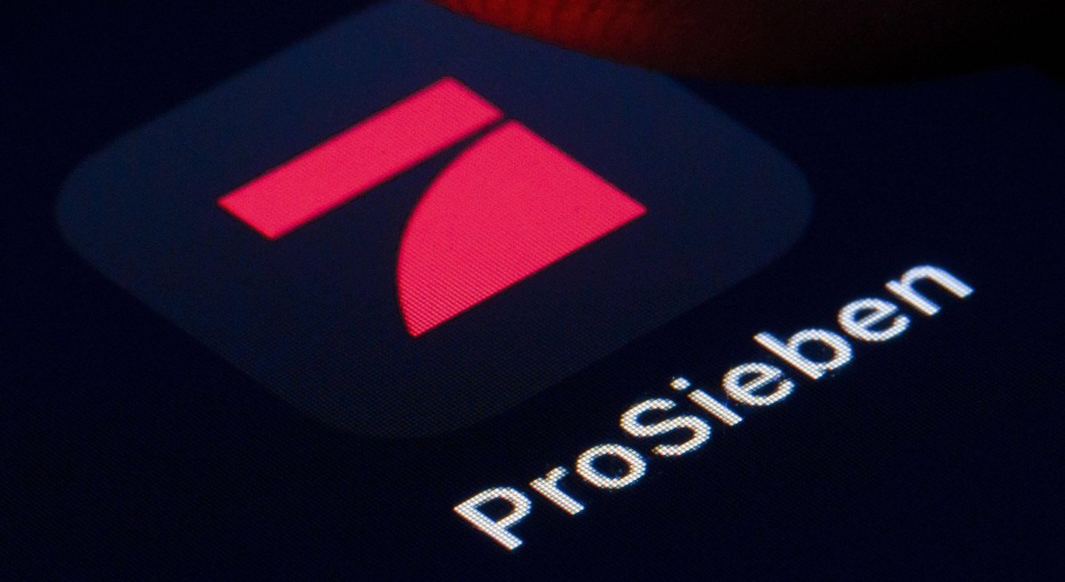Das Logo des Fernsehsenders ProSieben ist auf dem Display eines Smartphone zu sehen. Berlin, 22.04.2020. Berlin Deutschland *** The ProSieben TV station logo can be seen on the display of a smartphone ...