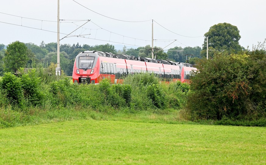 27.08.2022, Hugelfing: Ein Regionalzug fährt durch die grüne Landschaft. Es ist das letzte 9-Euro-Ticket-Wochenende im PNV. Foto: Angelika Warmuth/dpa +++ dpa-Bildfunk +++