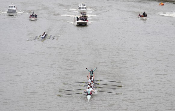 26.03.2023, Gro�britannien, London: Die Mannschaft aus Cambridge (vorn) feiert den Sieg nach dem Frauenrennen beim Gemini Boat Race 2023 auf der Themse in London. Foto: John Walton/PA Wire/dpa +++ dpa ...
