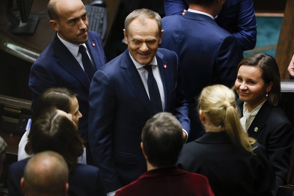 dpatopbilder - 11.12.2023, Polen, Warschau: Donald Tusk (M), Oppositionsführer, reagiert nach der Vertrauensabstimmung über die Regierung des polnischen Premierministers Morawiecki. In einer Vertrauen ...