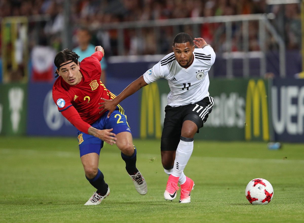 Spielten 2017 im Finale der U21-EM gegeinander: Hector Bellerin (l.) und Serge Gnabry.