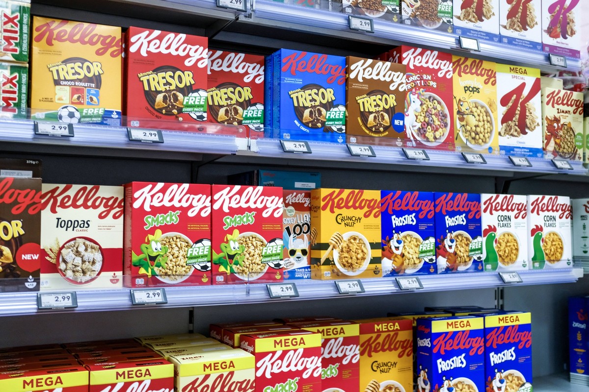 D�sseldorf 26.06.2021 Supermarkt Discounter Filiale Warenregal Regal Supermarktregal Kellogg Kelloggs Cornflakes Toppas Tresor Smacks Crunchy Nut Frosties Pops Zimmy Boykott Handelskrieg D�sseldorf No ...