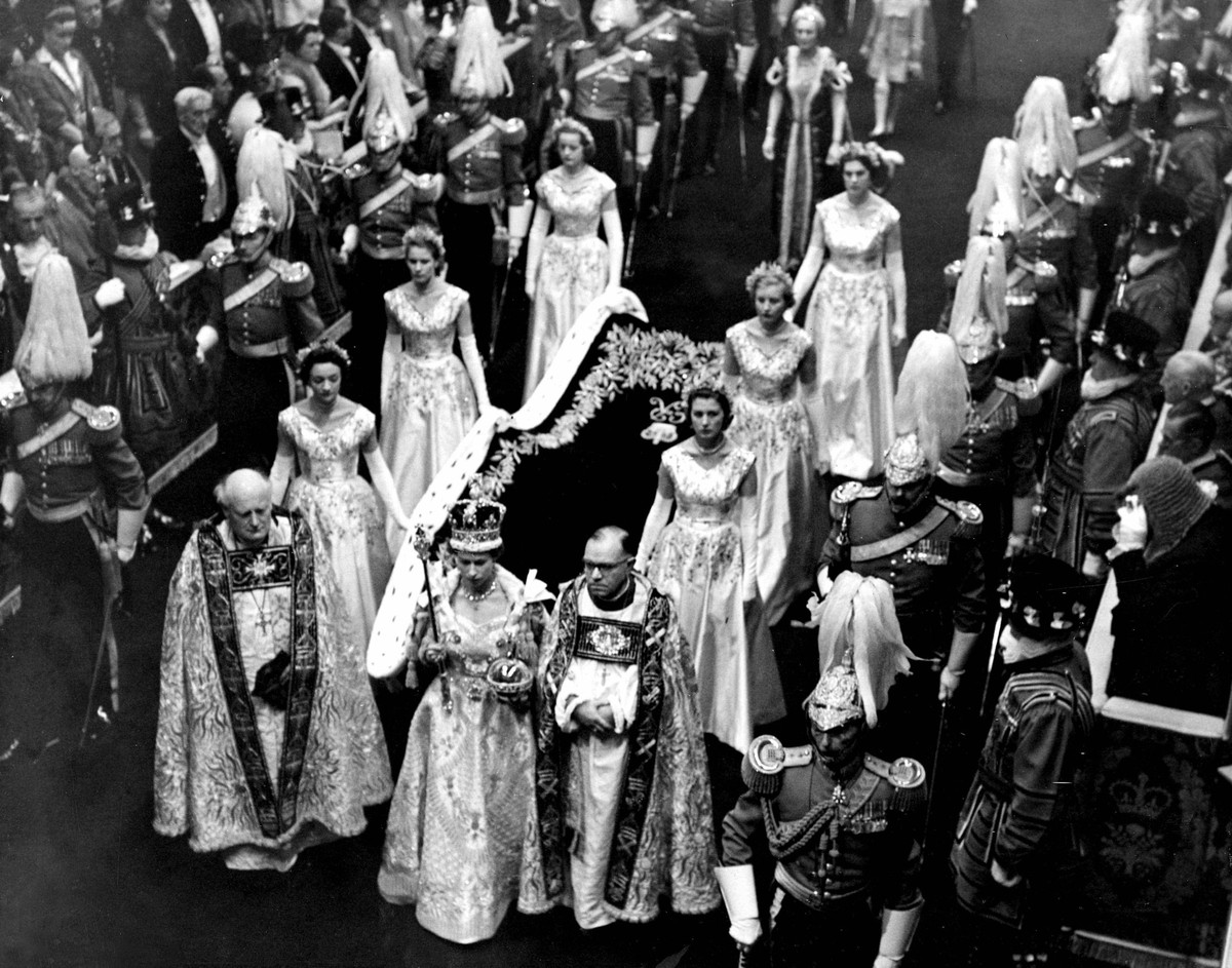 2nd June 1953: Coronation Day. Queen Elizabeth II leaves the Abbey by the Great West Door. , Krönung, Krönungsfeierlichkeiten, Königin, Festivität, Feiertag, Krönungsfeierlichkeit, 1950er, 50er Jahre ...