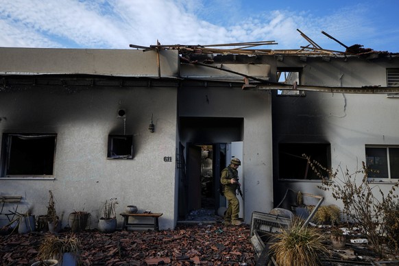 17.10.2023, Israel, Be&#039;eri: Ein israelischer Soldat inspiziert ein durch die Hamas beschädigtes Haus. Der Kibbuz wurde am 7. Oktober von Mitgliedern der Hamas aus dem nahegelegenen Gazastreifen ü ...