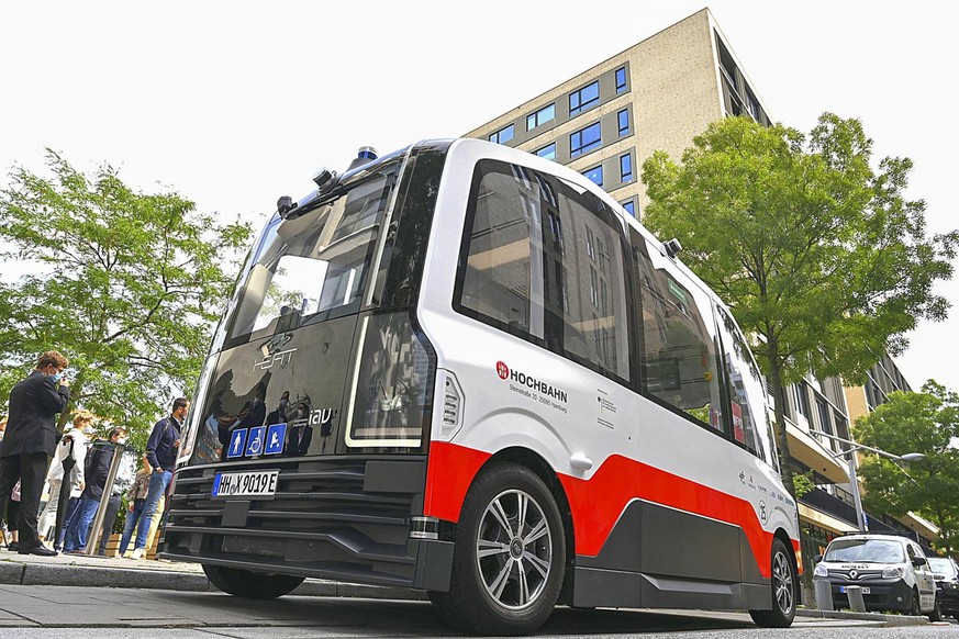 Hamburg - Hafencity 09.08.2021 Aussen und Innenansicht des HEAT - Bus Autonomes Fahren - der erste HVV Bus fährt ab sofort in der Hafencity im Regelbetrieb Autonomes Fahren erleben im HEAT-Bus - Erste ...