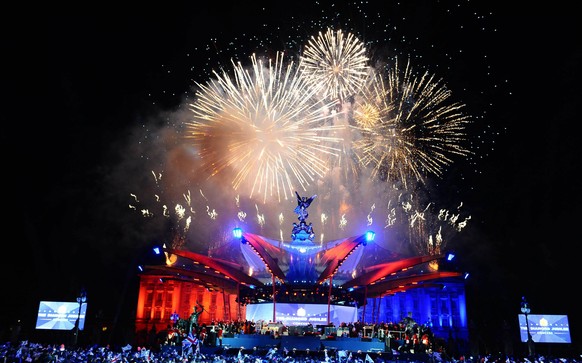 Diamond Jubilee celebrations - Concert. Fireworks above Buckingham Palace during the Diamond Jubilee Concert. Picture date: Monday June 4 , 2012. Photo credit should read: Ian West/PA Wire URN:1372321 ...
