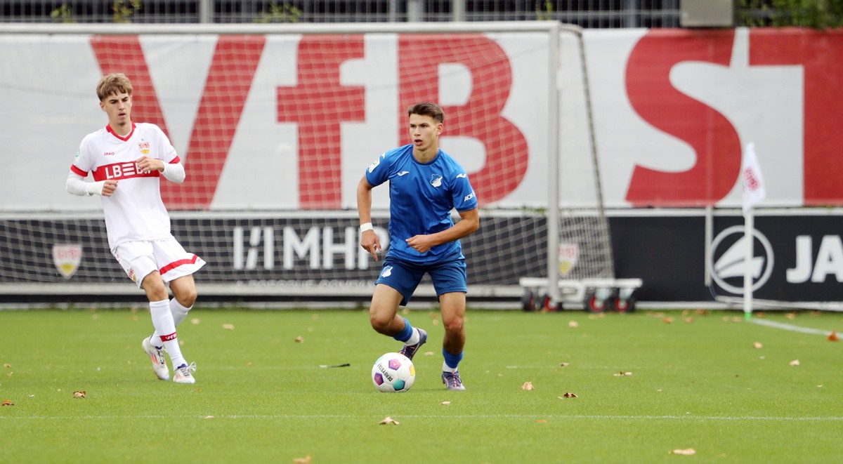 14.09.24 U17, U 17 VfB Stuttgart - U17 TSG 1899 Hoffenheim Deutschland, Stuttgart, 14.09.2024, Fussball, U17-DFB-Nachwuchsliga, U17 VfB Stuttgart - U17 TSG 1899 Hoffenheim 1:4: v.l. Luc Holzwarth VfB  ...