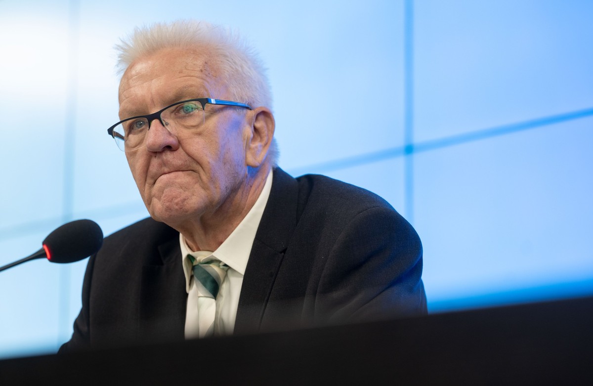 13.09.2022, Baden-Württemberg, Stuttgart: Winfried Kretschmann (Bündnis 90/Die Grünen), Ministerpräsident von Baden-Württemberg, nimmt an einer Pressekonferenz teil. Die grün-schwarze Landesregierung  ...