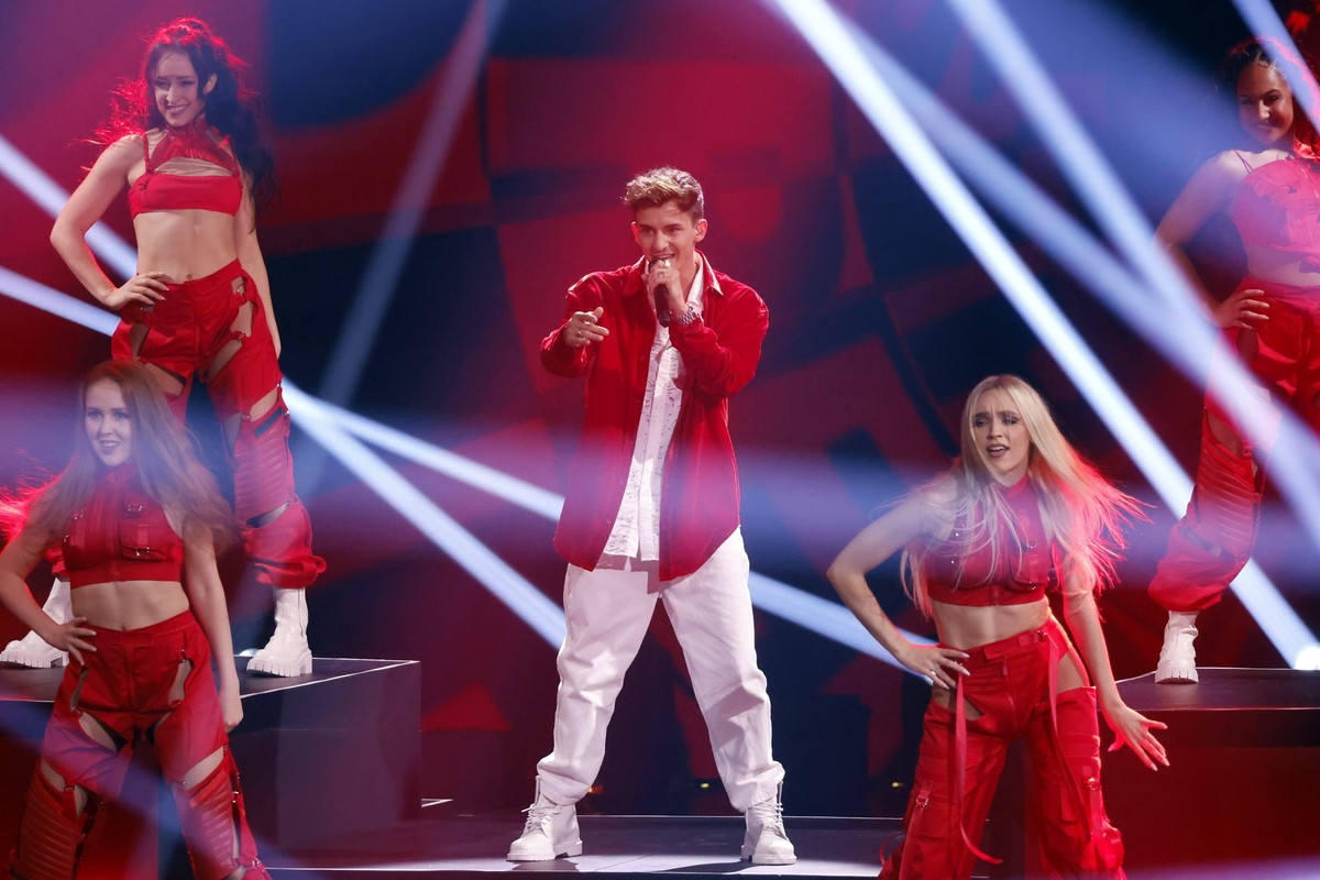 DSDS-Kandidat Peris Achilleas Grigoriadis steht auf der Bühne bei der ersten Live-Sendung der Castingshow Deutschland sucht den Superstar 20 . Die RTL-Castingshow Deutschland sucht den Superstar DSDS  ...