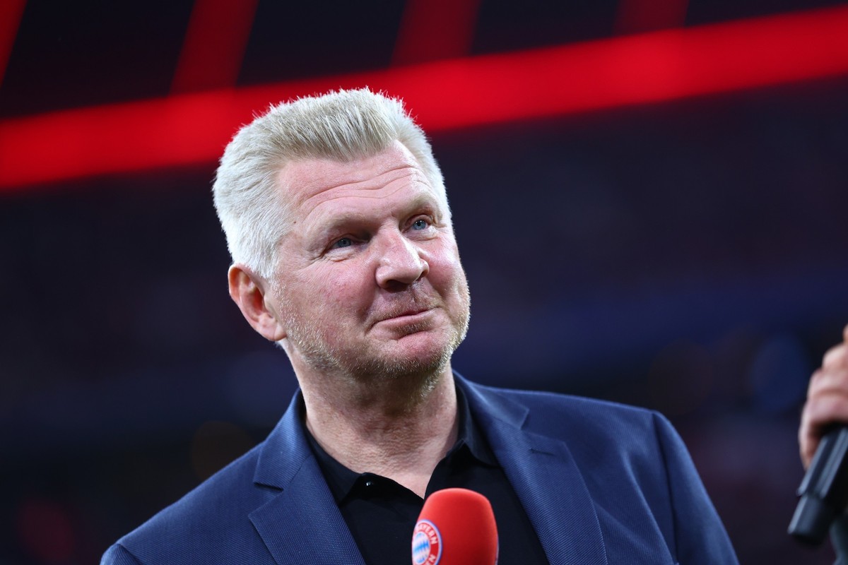ARCHIV - 16.10.2022, Bayern, M�nchen: Fu�ball: Bundesliga, 10. Spieltag, Bayern M�nchen - SC Freiburg, Allianz Arena: Der ehemalige Fu�ballprofi Stefan Effenberg steht vor dem Spiel im Stadion. Effenb ...