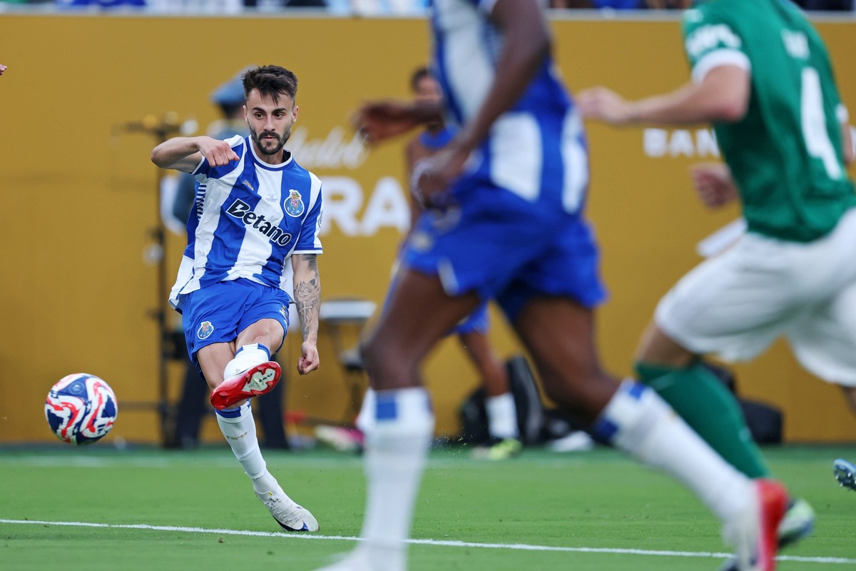 Soccer: FIFA Club World Cup 2025-Group Stage-FC Porto at SE Palmeiras Jun 15, 2025 East Rutherford, New Jersey, USA FC Porto midfielder Vieira Fabio 10 takes a shot on goal during the second half agai ...