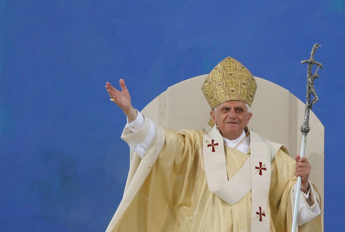 ARCHIV - 12.09.2006, Bayern, Regensburg: Der damalige Papst Benedikt XVI. winkt w�hrend der Messe auf dem Islinger Feld in Regensburg den Gl�ubigen zu. Der emeritierte Papst Benedikt XVI. ist am XX im ...
