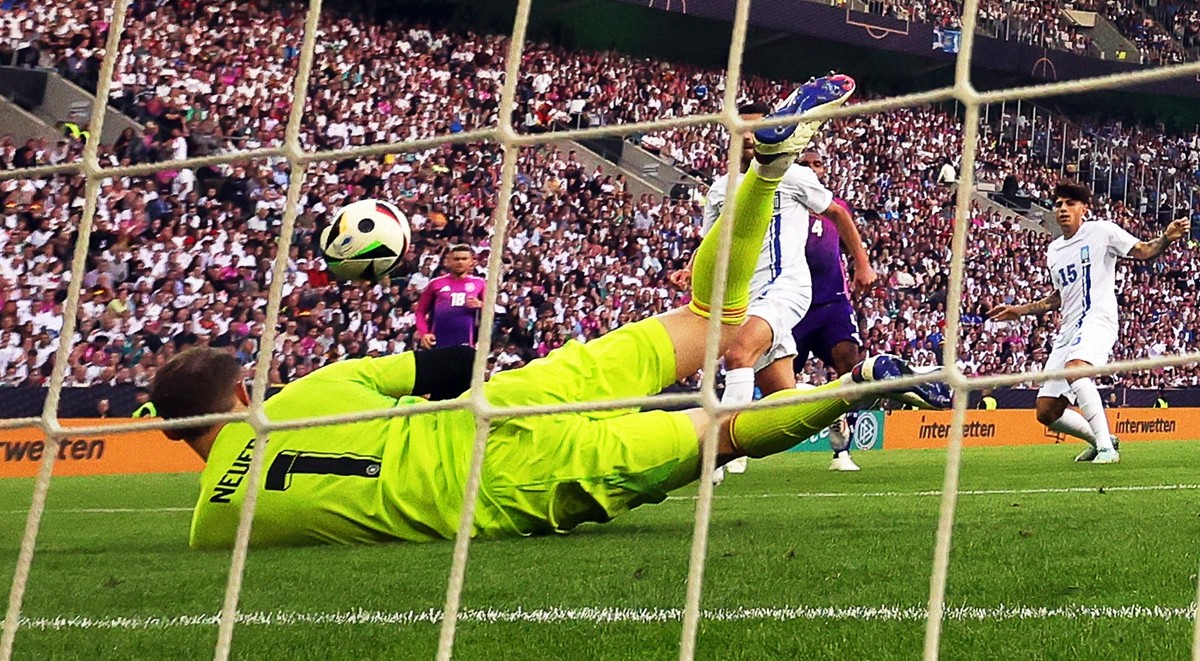 07.06.2024, Nordrhein-Westfalen, M�nchengladbach: Fu�ball: L�nderspiele, Deutschland - Griechenland, Stadion im Borussia-Park, Deutschlands Torh�ter Manuel Neuer kassiert Griechenlands Treffer zum 0:1 ...