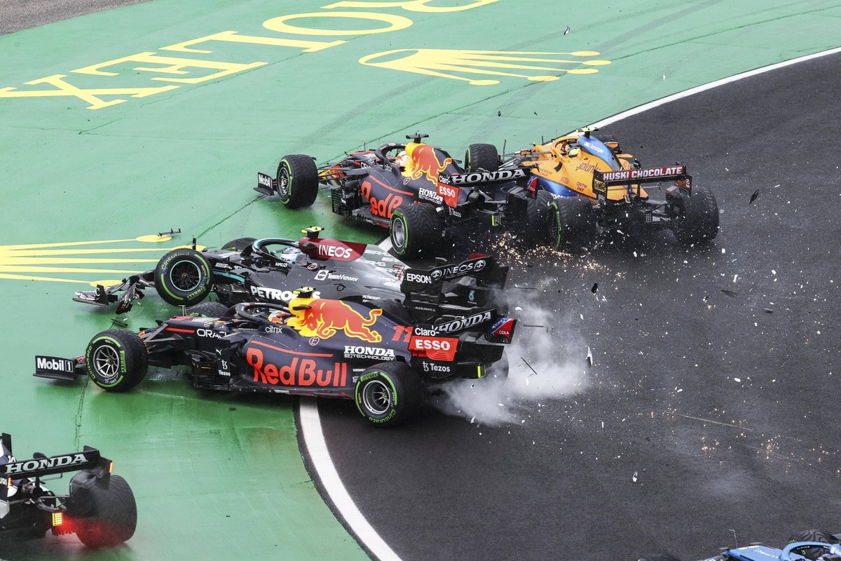 Race start of the race, depart, crash, accident, 33 VERSTAPPEN Max nld, Red Bull Racing Honda RB16B, action 11 PEREZ Sergio mex, Red Bull Racing Honda RB16B, action 04 NORRIS Lando gbr, McLaren MCL35M ...