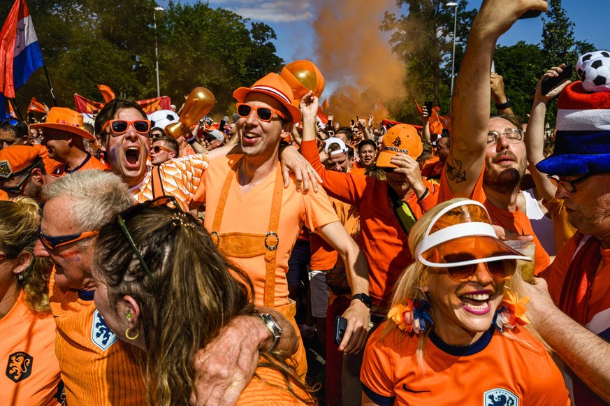 Fanmarsch der Oranje in Berlin Rund 20.000 Oranje-Fans stimmten sich laut Polizei bei einem ausgelassenem Fanmarsch vom Hammarskj