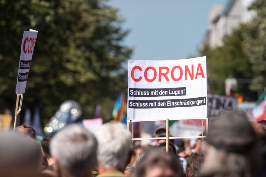 Berlin, Anti-Corona-Protest Deutschland, Berlin - 01.08.2020: Im Bild ist ein Schild gegen die Coronamassnahmen auf der Demo zu sehen. Berlin Berlin Deutschland *** Berlin, Anti Corona Protest Germany ...