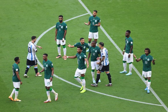Die Spieler von Saudi-Arabien beschweren sich, dass Argentinien ein Elfmeter zugesprochen wurde.