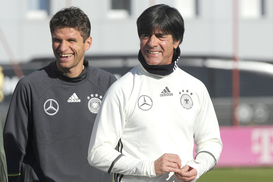 Thomas Mueller mit Bundestrainer Joachim Jogi LOEW,LÖW (GER). Archivoto; v.re:Bundestrainer Joachim Jogi LOEW,LÄ¶W (GER),Thomas MUELLER (MÄÜLLER) (GER),lacht,lachen,lachend, optimistisch,gutgelaunt, ...