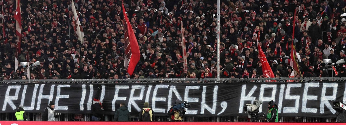 Der FC Bayern widmet das Spiel am heutigen Freitag gegen die TSG Hoffenheim in der Allianz Arena dem Andenken von Franz Beckenbauer. Hier Transparent in der Suedkurve: Ruhe in Frieden Kaiser. Fussball ...
