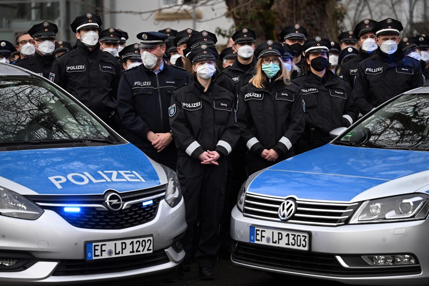 Polizisten des Inspektionsdienstes Erfurt-Süd der Landespolizeiinspektion Erfurt gedenken der getöteten Polizisten aus Rheinland-Pfalz. Die Beschäftigten der Polizeidienststellen der Länder wollten bu ...