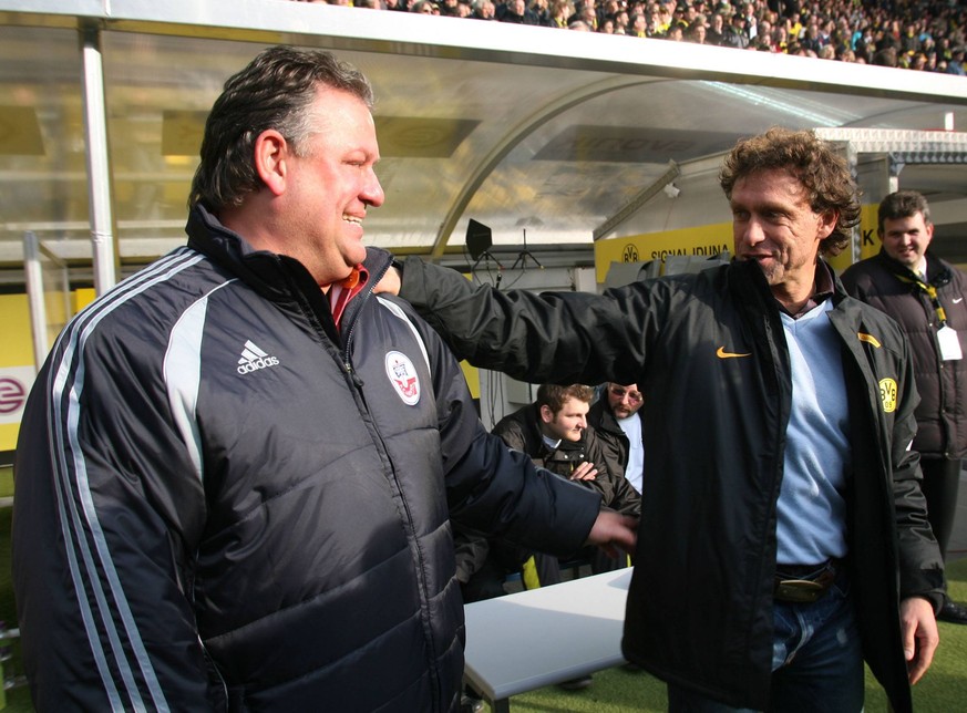 Man kennt sich: 2008 war auch Trainer-Urgestein Frank Pagelsdorf nochmal in der Bundesliga unterwegs, coachte damals zum zweiten Mal Hansa Rostock. Doll trainierte als Spieler in Hamburg (1998 bis 2001) unter ihm. 
