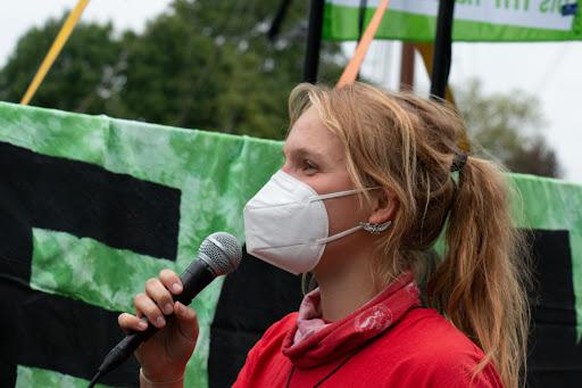Charlotte Stenzel ist 22 Jahre alt, studiert Geographie in Kiel und ist seit 2020 bei Fridays for Future Lübeck aktiv. In Schleswig-Holstein engagiert sie sich für eine landesweite fossilfreie Mobilit ...