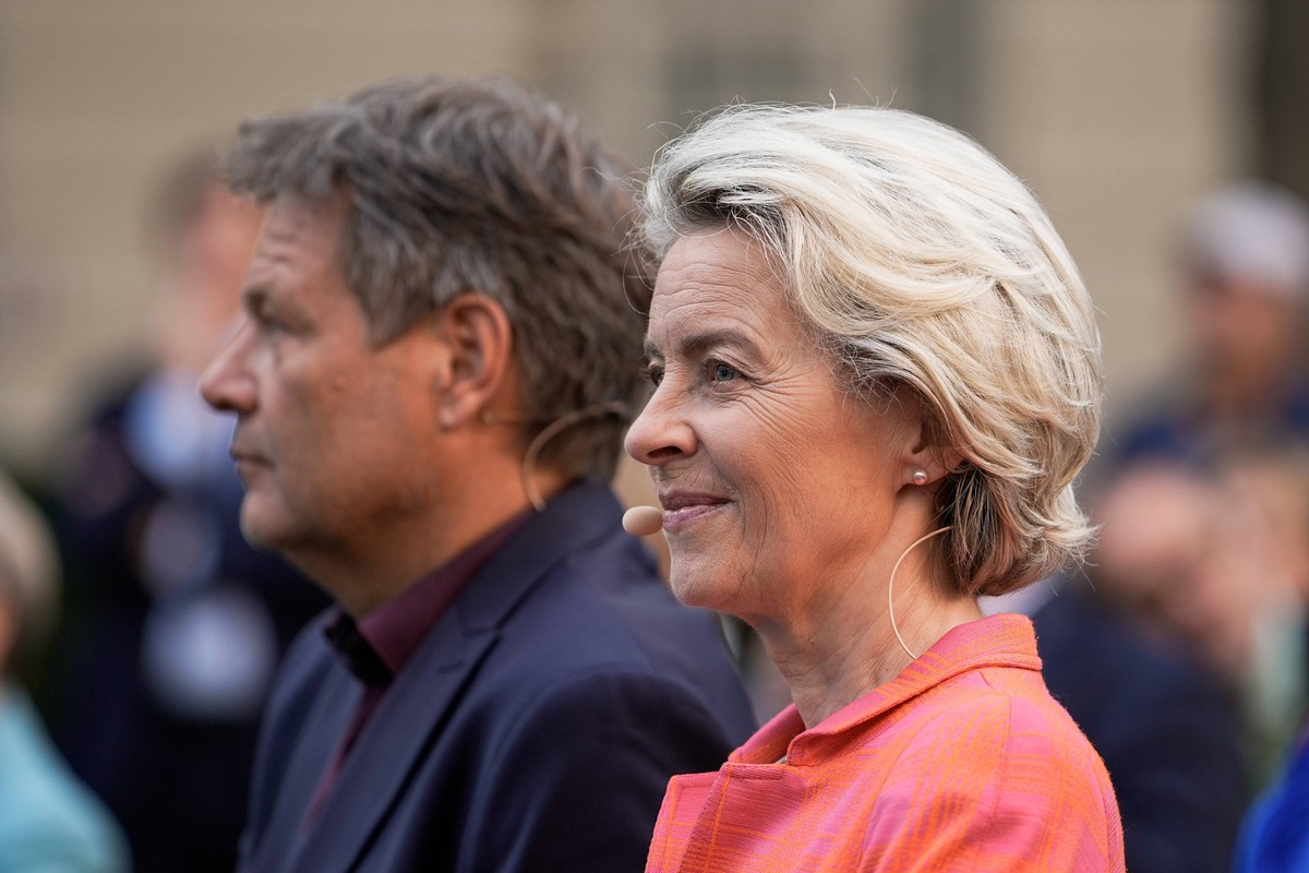 Gespraech im BMWK zur Transformation und die Frage Wie gelingt das klimagerechte Europa Aktuell, 29.08.2022, Berlin, Vizekanzler und Bundesminister für Wirtschaft und Klimaschutz Robert Habeck gemeins ...
