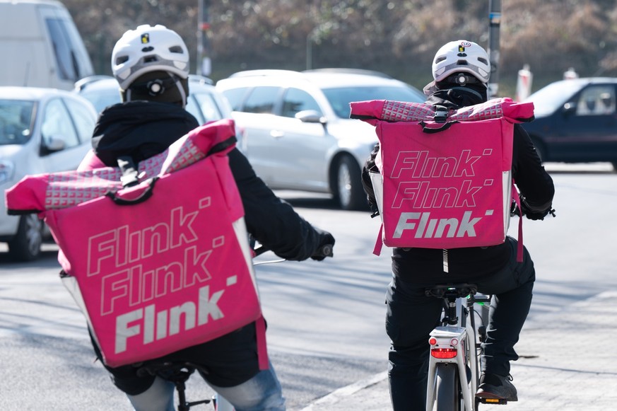 ARCHIV - 03.03.2022, Sachsen, Dresden: Zwei Fahrradkuriere tragen Rucks