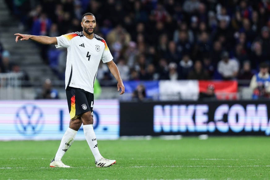 Fussball, UEFA Länderspiel Saison 2023/24 Freundschaftsspiel Frankreich - Deutschland 23.03.2024, Groupama Stadium Lyon Jonathan Tah Deutschland, 4 im neuen DFB Adidas Trikot, rechts im Hintergrund au ...