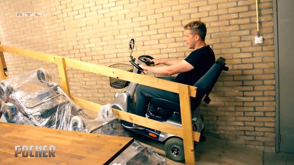 Oliver Pocher fährt bei "Rent a Pocher" mit einem elektrischen Rollstuhl davon.