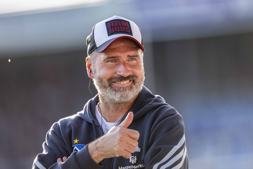 22.09.2023, Niedersachsen, Osnabrück: Fußball: 2. Bundesliga, VfL Osnabrück - Hamburger SV, 7. Spieltag, Stadion an der Bremer Brücke: Hamburgs Trainer Tim Walter zeigt den Daumen nach oben. Foto: Dav ...