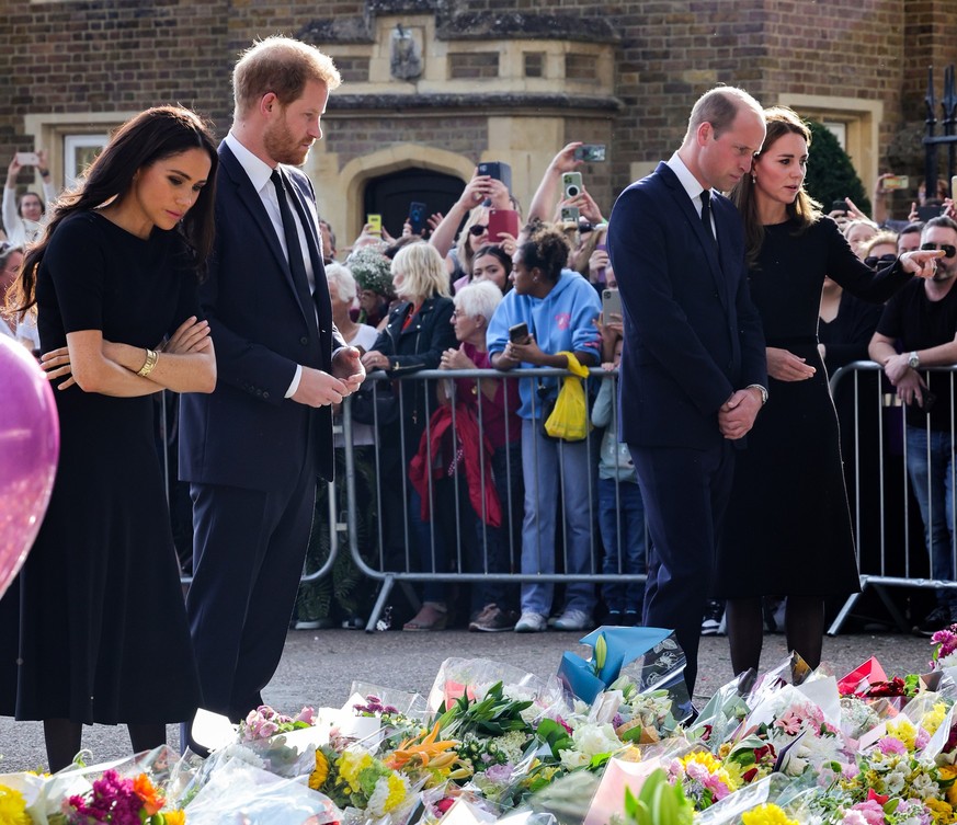 10.09.2022, Großbritannien, Windsor: Meghan und Prinz Harry, Herzogenpaar von Sussex, und der britische Thronfolger William, Prinz von Wales, und seine Frau Kate, Prinzessin von Wales, betrachten die  ...