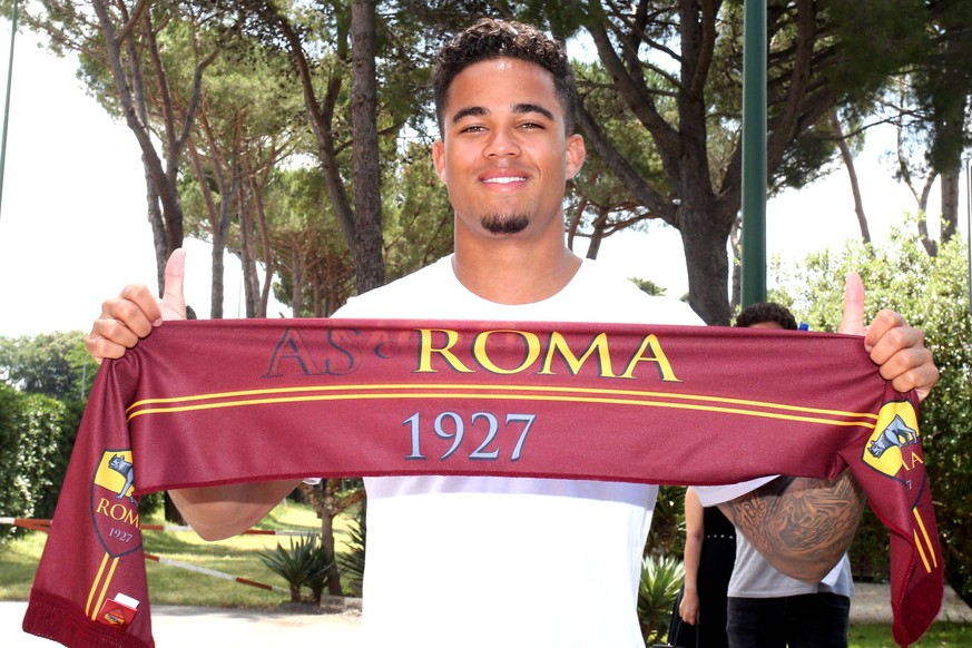 AS Roma player Justin Kluivert show a scarf after medical exams Roma 12-06-2018 Villa Stuart Foto Gino Mancini/Insidefoto PUBLICATIONxNOTxINxITAxFRAxSUI insidefoto