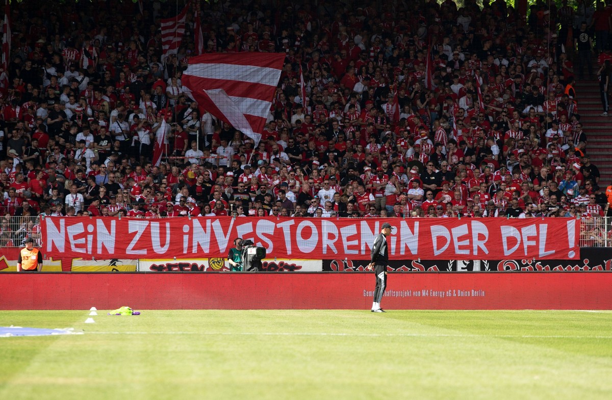 Fussball, Herren, Saison 2022/2023, 1. Bundesliga 32. Spieltag, 1. FC Union Berlin - SC Freiburg, Fans von Union mit Transparent, Nein zu Investoren in der DFL, 13.05. 2023, *** Football, men, season  ...